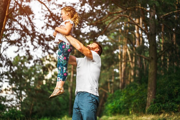 Vater und seine Tochter haben Spaß im Freien