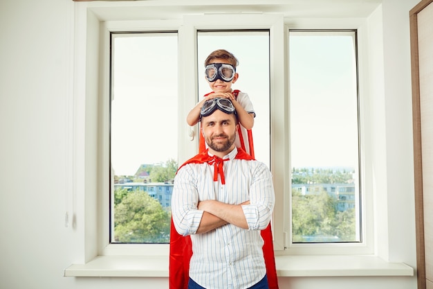 Foto vater und sohn am fenster im raum