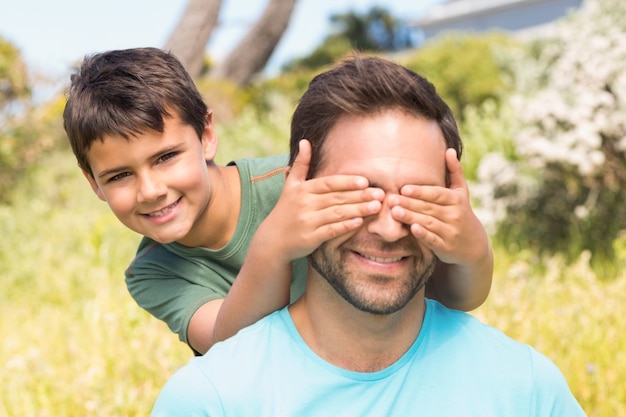 Vater und Sohn auf dem Lande