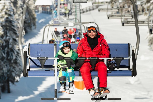 Vater und Sohn auf der Skilift