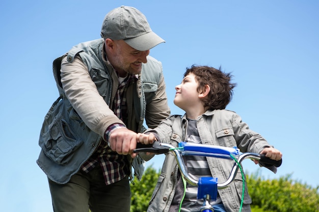 Vater und Sohn auf einer Fahrradfahrt