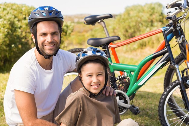 Vater und Sohn auf einer Fahrradfahrt