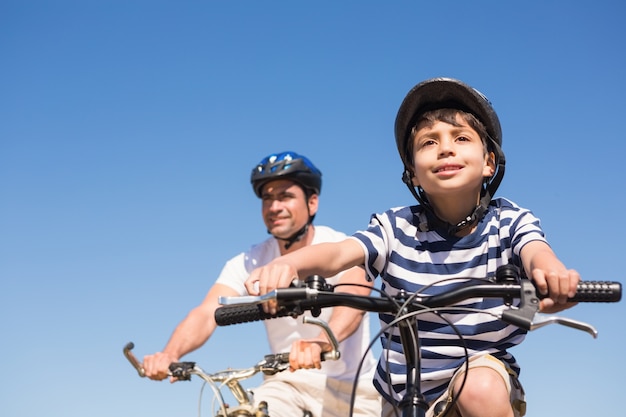 Vater und Sohn auf einer Fahrradfahrt