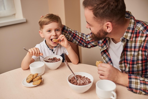 Vater und Sohn beim gemeinsamen Frühstück