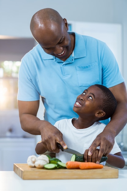 Vater und Sohn bereiten Essen zu