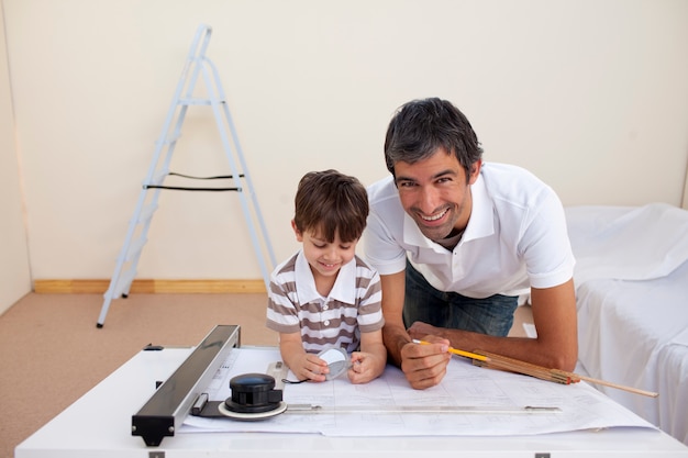 Vater und Sohn, die Architekturarbeiten im Schlafzimmer machen