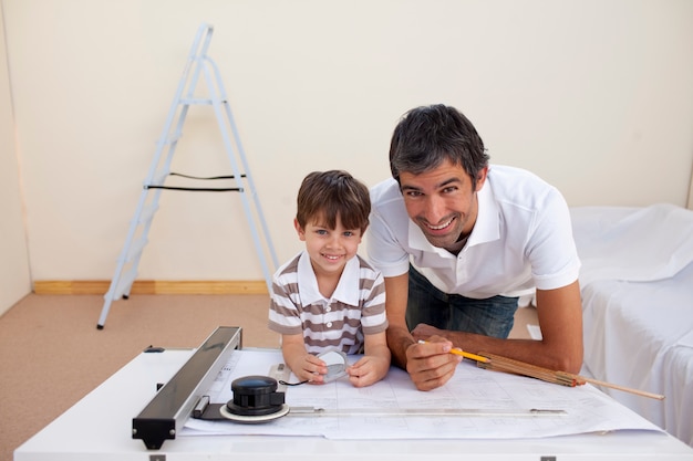 Vater und Sohn, die Architekturpläne zeichnen