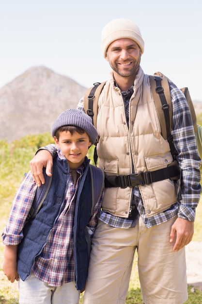 Vater und Sohn, die in den Bergen wandern