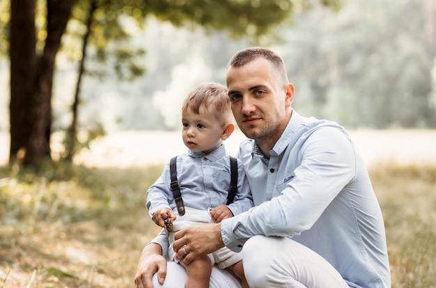 Vater und Sohn, die Spaß draußen haben