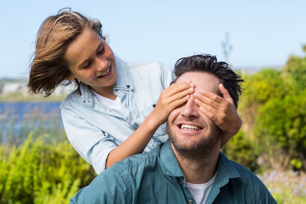 Vater und Sohn, die Spaß haben