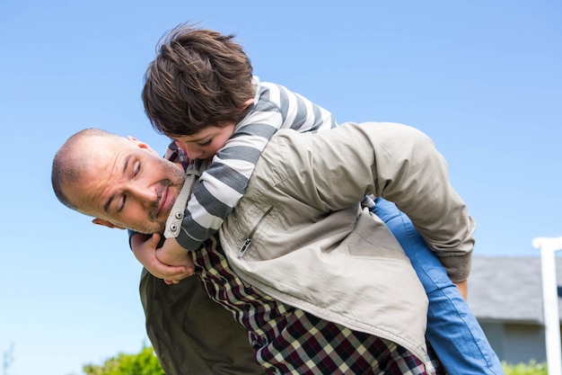 Vater und Sohn, die Spaß haben