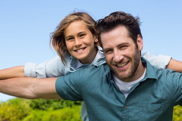 Foto vater und sohn, die spaß haben