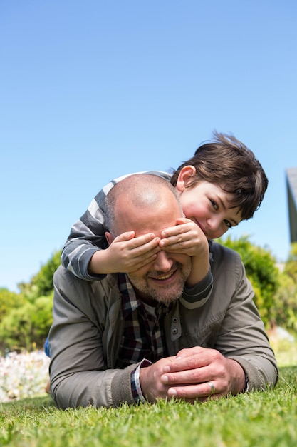 Vater und Sohn, die Spaß haben