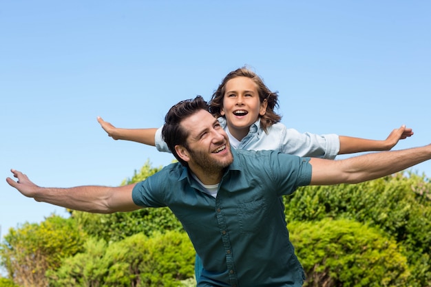 Vater und Sohn, die Spaß haben