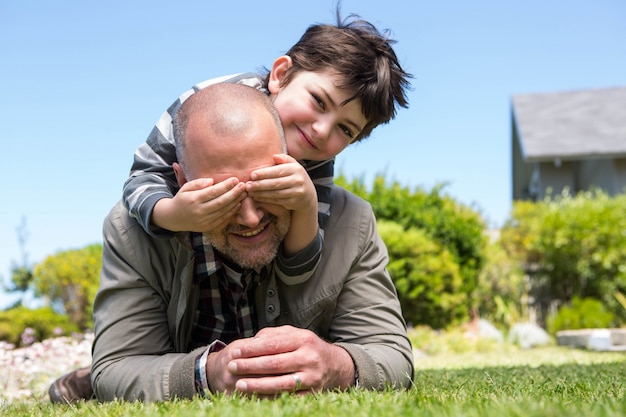 Vater und Sohn, die Spaß haben