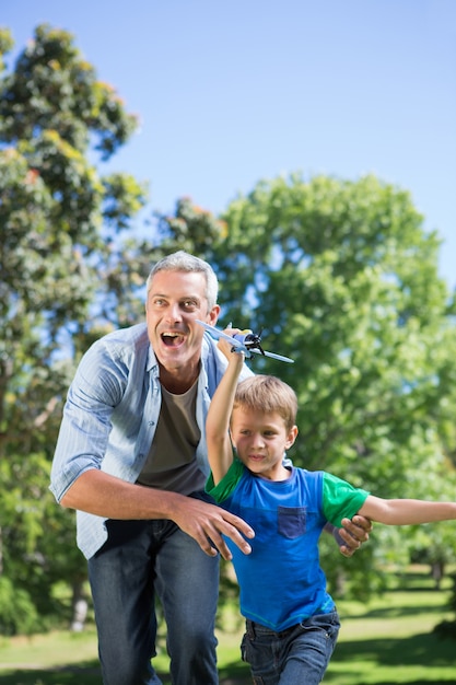 Vater und Sohn, die Spaß im Park haben