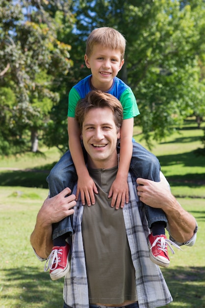 Vater und Sohn, die Spaß im Park haben