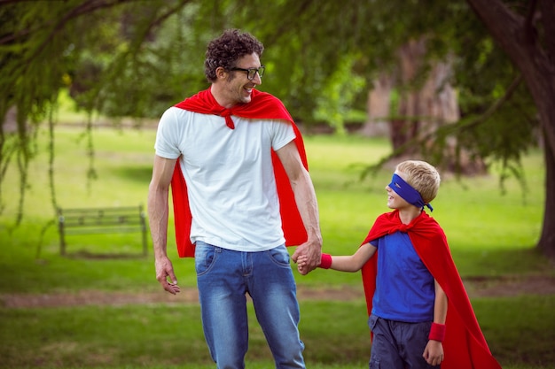 Vater und Sohn, die vortäuschen, Superheld zu sein