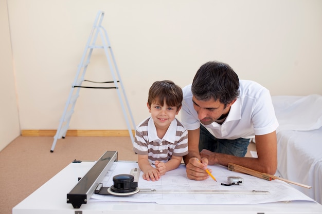 Vater und Sohn, die zu Hause Architektur studieren