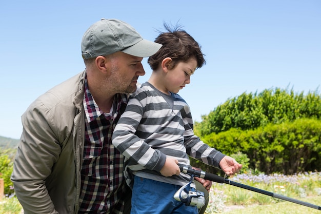 Vater und Sohn, die zusammen fischen