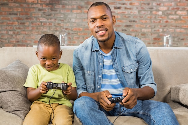 Vater und Sohn, die zusammen Videospiele spielen
