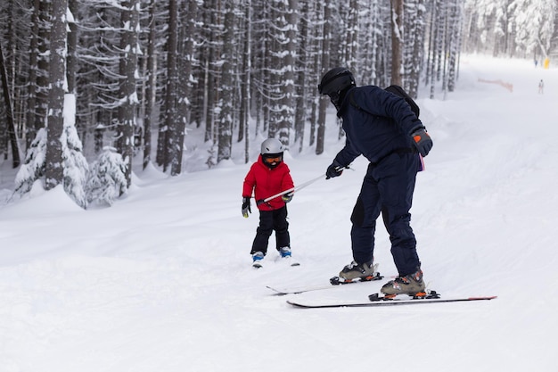 Vater und Sohn fahren Ski. Papa verbringt Zeit mit dem Kind.