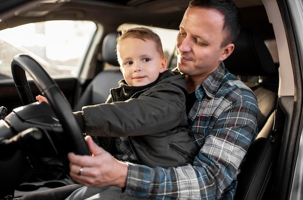 Foto vater und sohn fahren zusammen