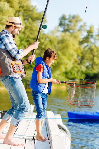 Vater und Sohn fühlen sich nach dem Fischfang wirklich zufrieden