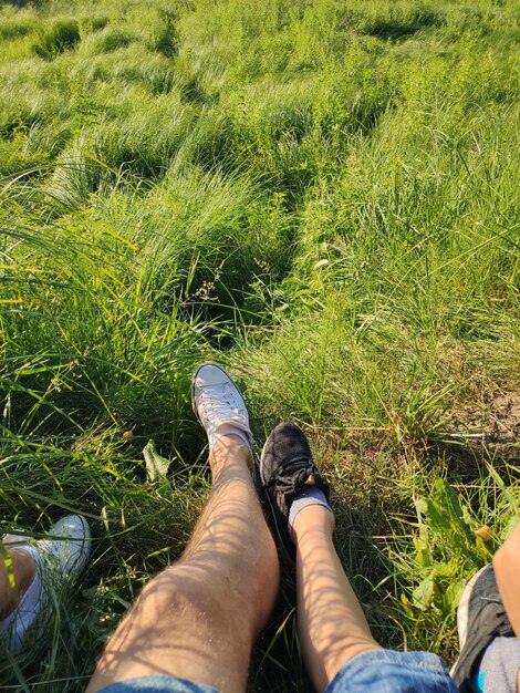 Vater und Sohn Füße im Gras im Park