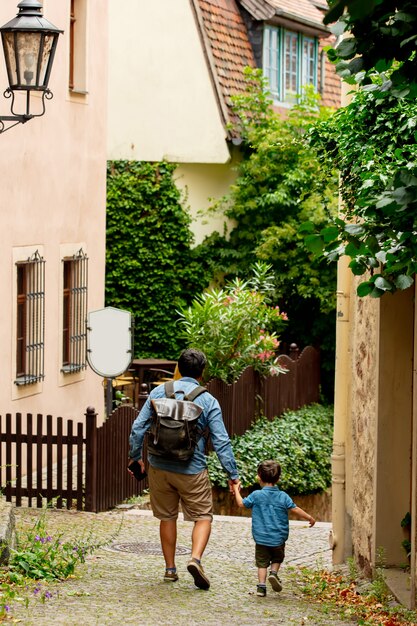 Vater und Sohn gehen die Straße der Altstadt in Europa entlang