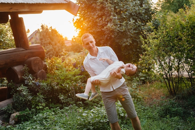 Vater und Sohn gehen im Park bei Sonnenuntergang. Glück. Liebe.