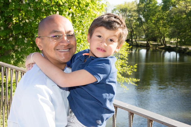 Vater und Sohn genießen einen Urlaub im Park neben der Stadt