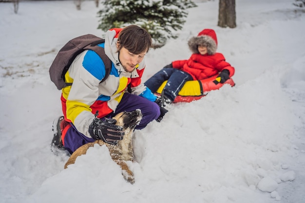 Foto vater und sohn haben spaß beim schlauchfahren im winter winter spaß für die ganze familie