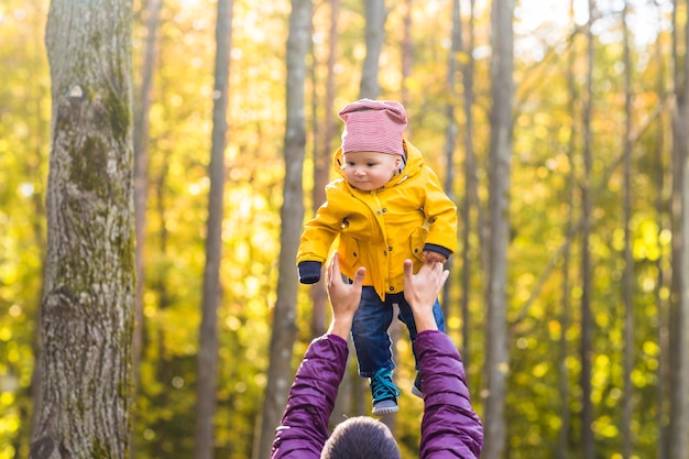 Vater und Sohn haben Spaß im Freien auf Herbstwald