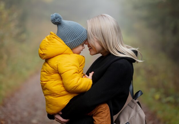 Vater und Sohn haben Spaß im Herbstwald im Nebel