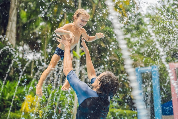 Vater und Sohn haben Spaß im Pool