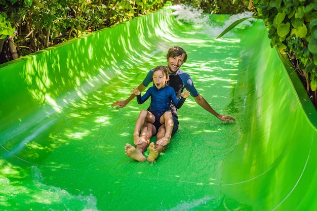 Vater und Sohn haben Spaß im Wasserpark