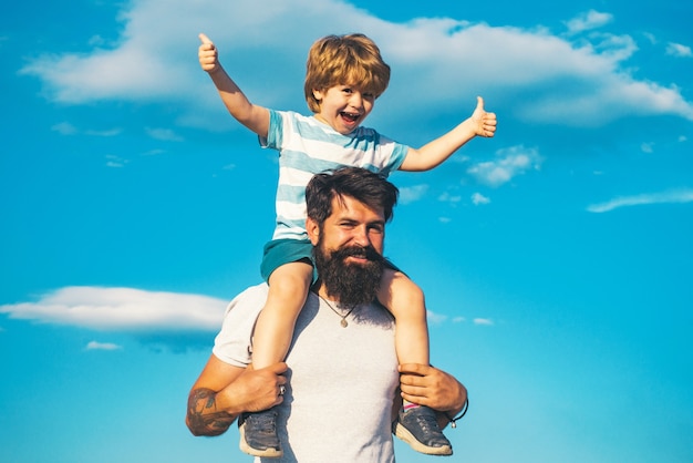 Vater und Sohn im Freien