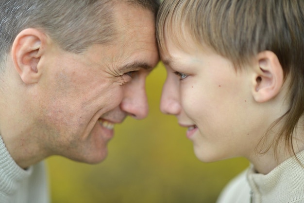 Vater und Sohn im Herbst