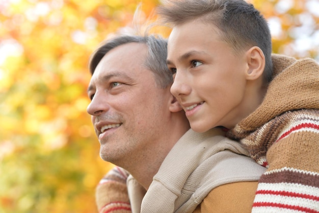 Vater und Sohn im Herbstpark