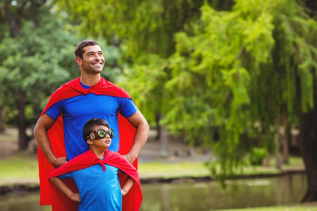 Vater und Sohn im Superheldkostüm