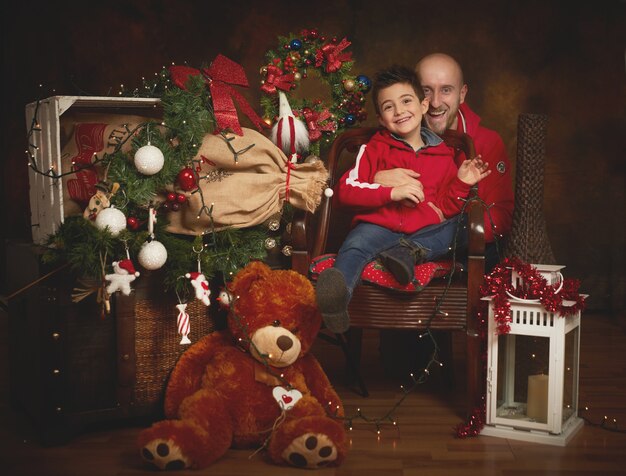 Vater und Sohn im Weihnachtsinnenraum