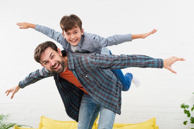 Vater und Sohn imitieren Flugzeuge