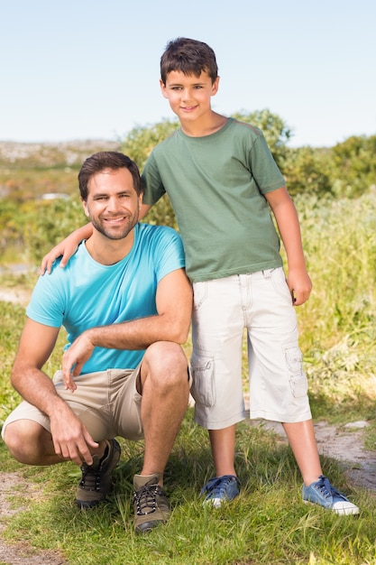 Foto vater und sohn in der landschaft