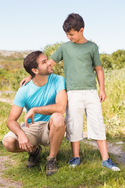 Vater und Sohn in der Landschaft