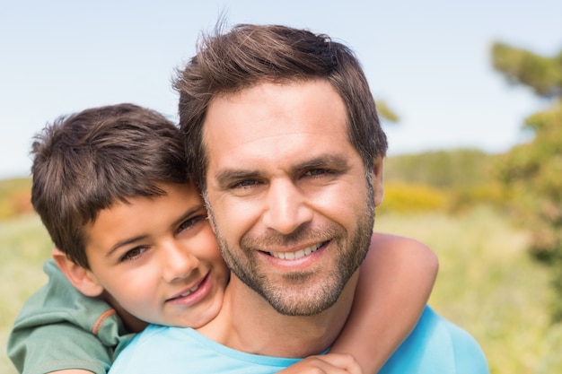 Vater und Sohn in der Landschaft