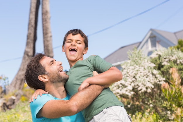 Vater und Sohn in der Landschaft