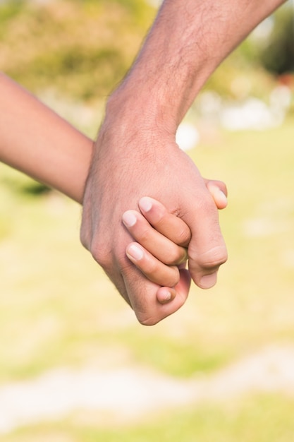 Foto vater und sohn in der landschaft