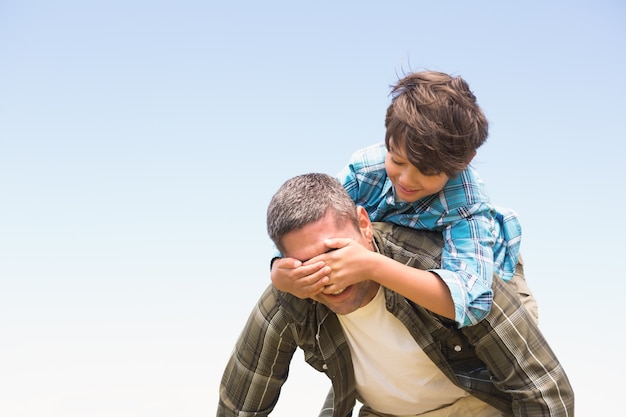 Vater und Sohn in der Landschaft