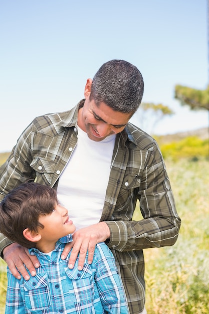 Foto vater und sohn in der landschaft